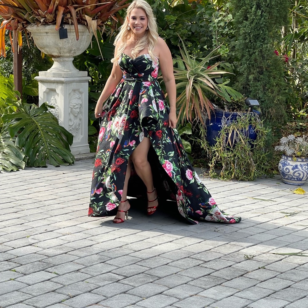 Gown , Impecable Conditions , Only Wore Once . Gr… - image 2